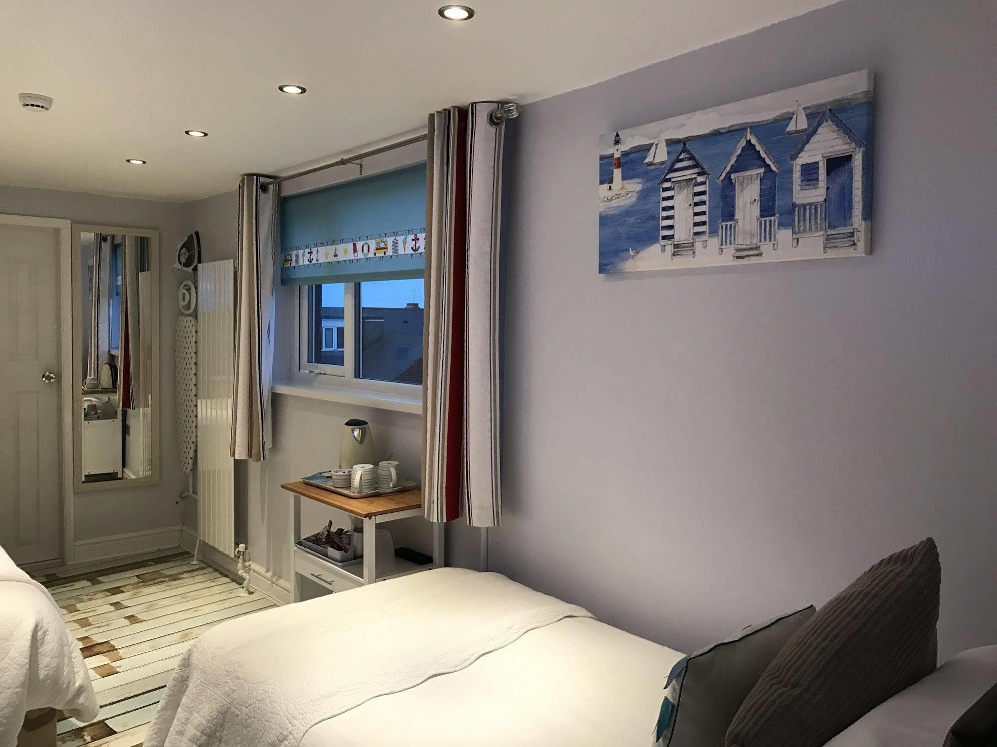 Lighthouse Guest House วิทลีย์เบย์ ภายนอก รูปภาพ