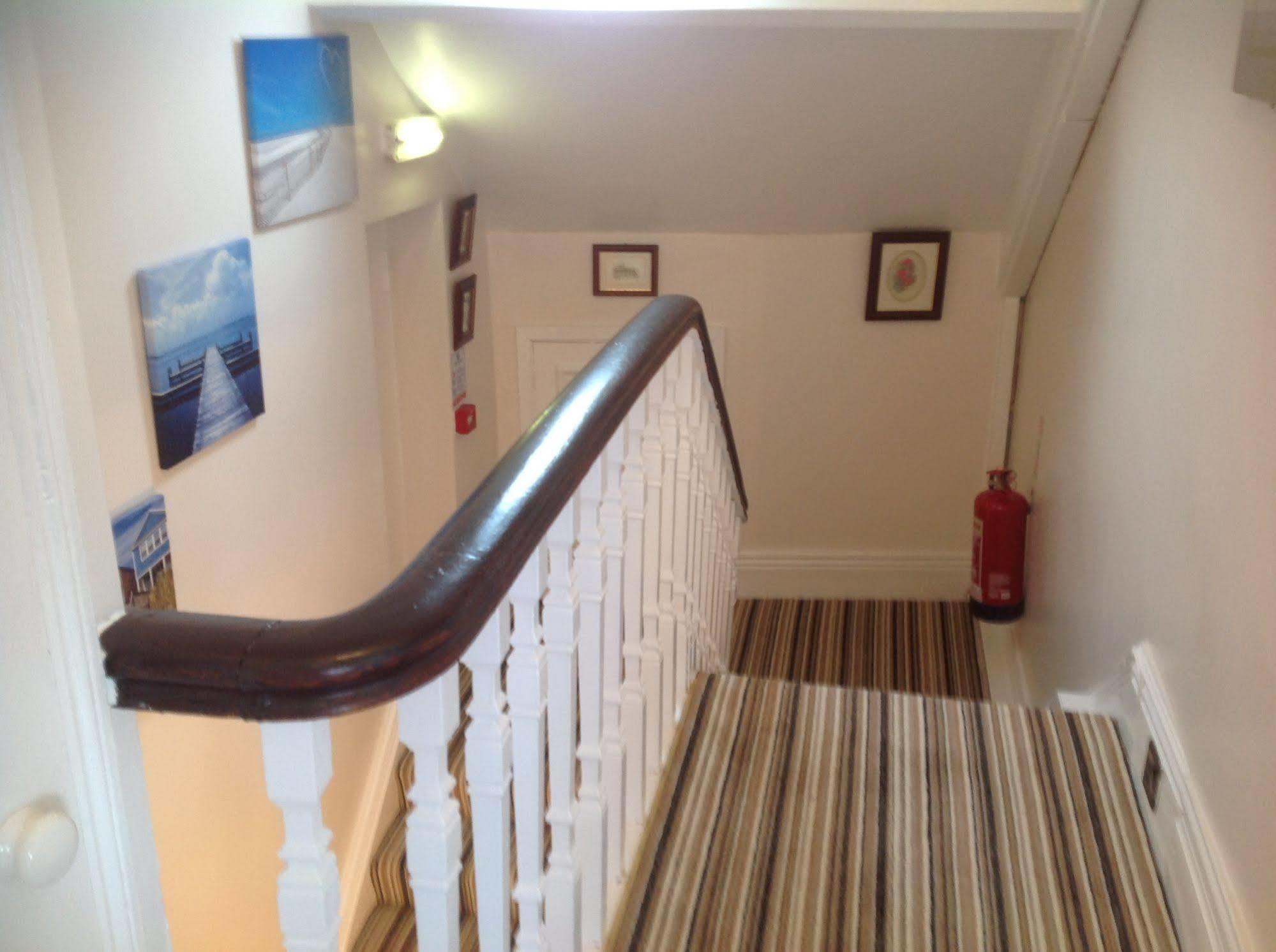Lighthouse Guest House วิทลีย์เบย์ ภายนอก รูปภาพ